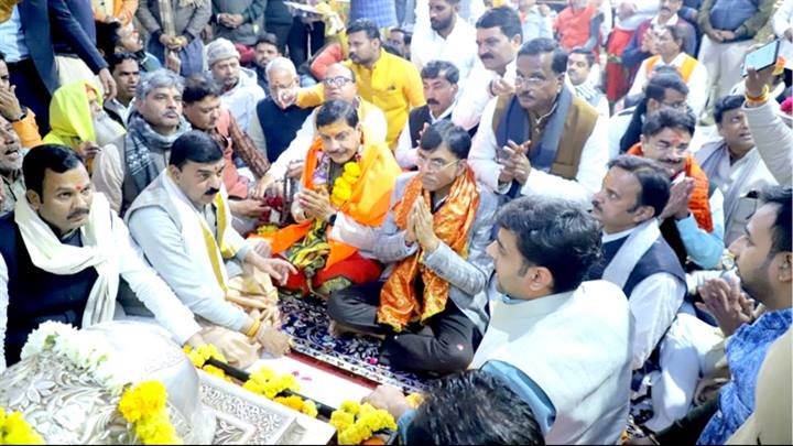 मुख्यमंत्री डॉ.यादव, केन्द्रीय स्वास्थ्य मंत्री डॉ.मांडविया एवं उप मुख्यमंत्री श्री शुक्ल ने भगवान महाकाल के दर्शन कर पूजा-अर्चना की